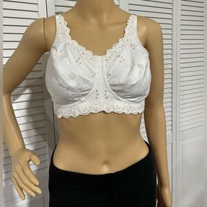 Chic White Vintage Lace Bra